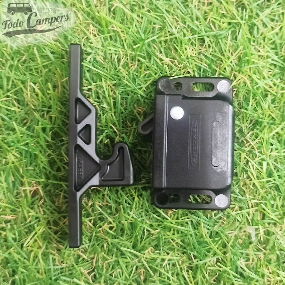 Cierre mini pestillo negro Push to Open para cajones y puertas de armarios