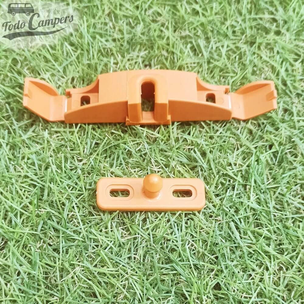 Se abre y se cierra presionando