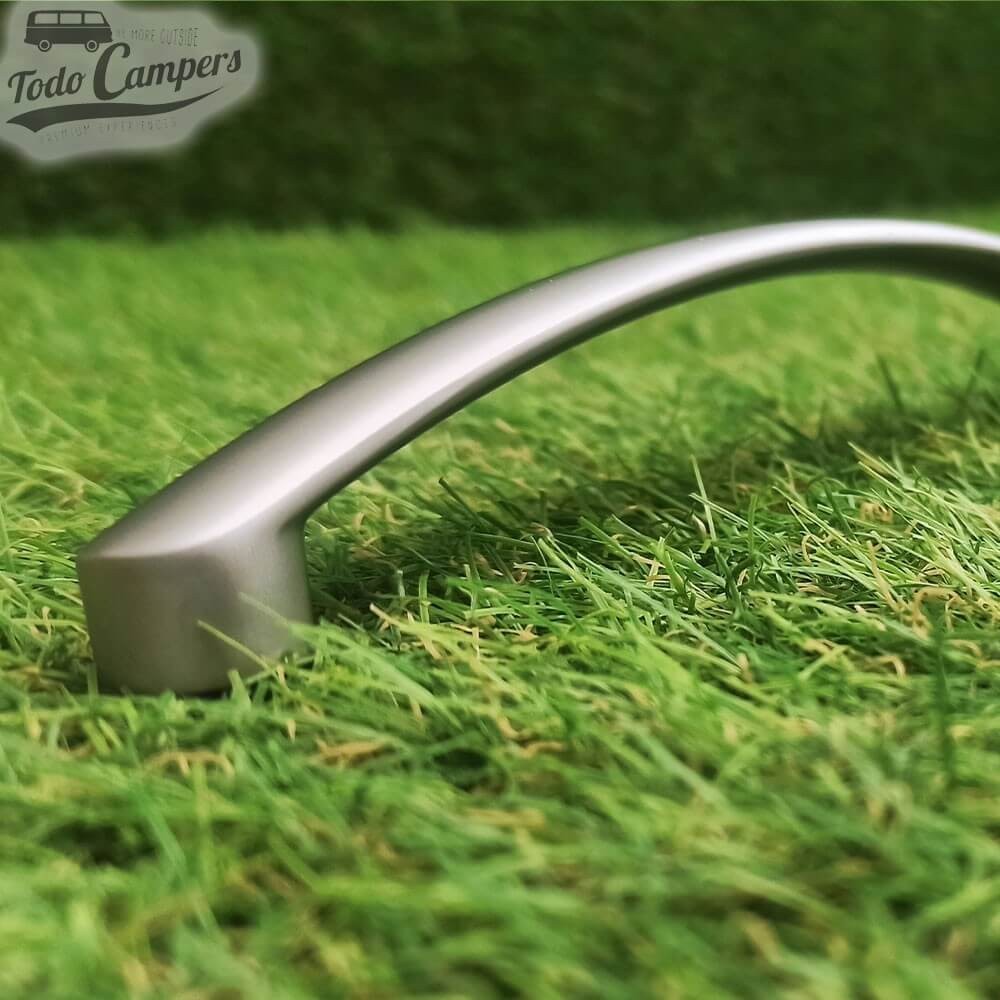 Manípulo para portas e gavetas de cor prata mate.