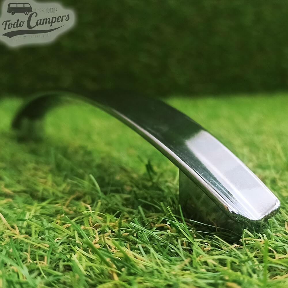 Manípulo para portas e gavetas de cor prata brilhante.