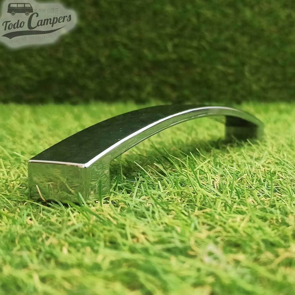 Asidero para puertas y cajones de color plata brillo.