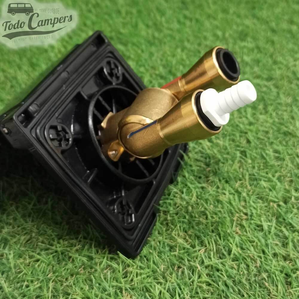 Racor recto liso 12 mm - manguera 10 mm instalado en salida John Guest