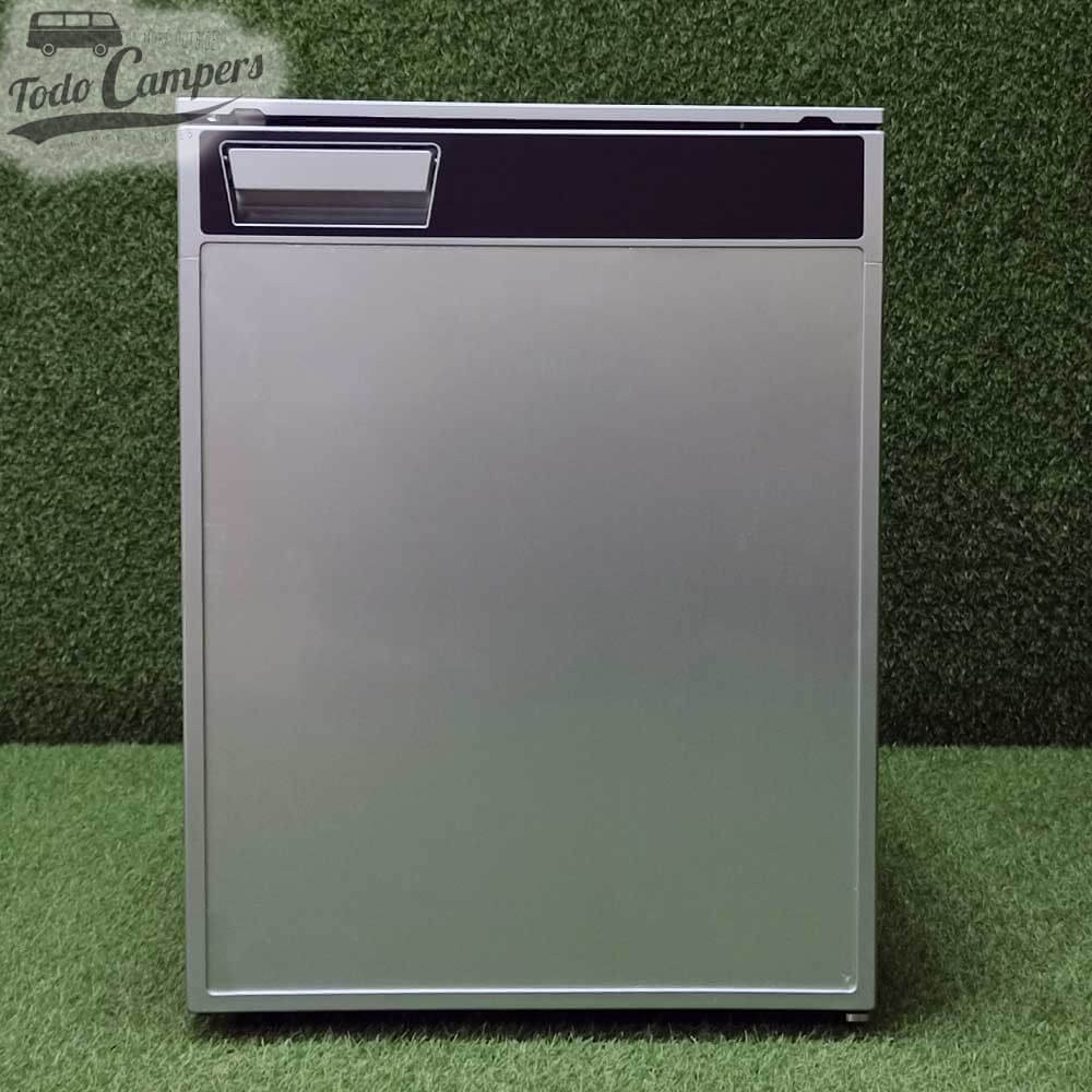 Frigorífico gris con efecto aluminio de 80 litros.