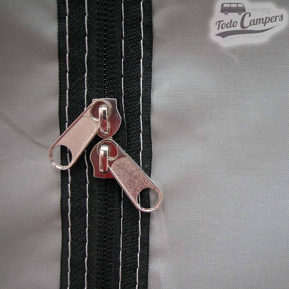 Cabina con cremalleras y materiales impermeables de gran resistencia al viento, golpes y desgarros. Avancé portón furgoneta