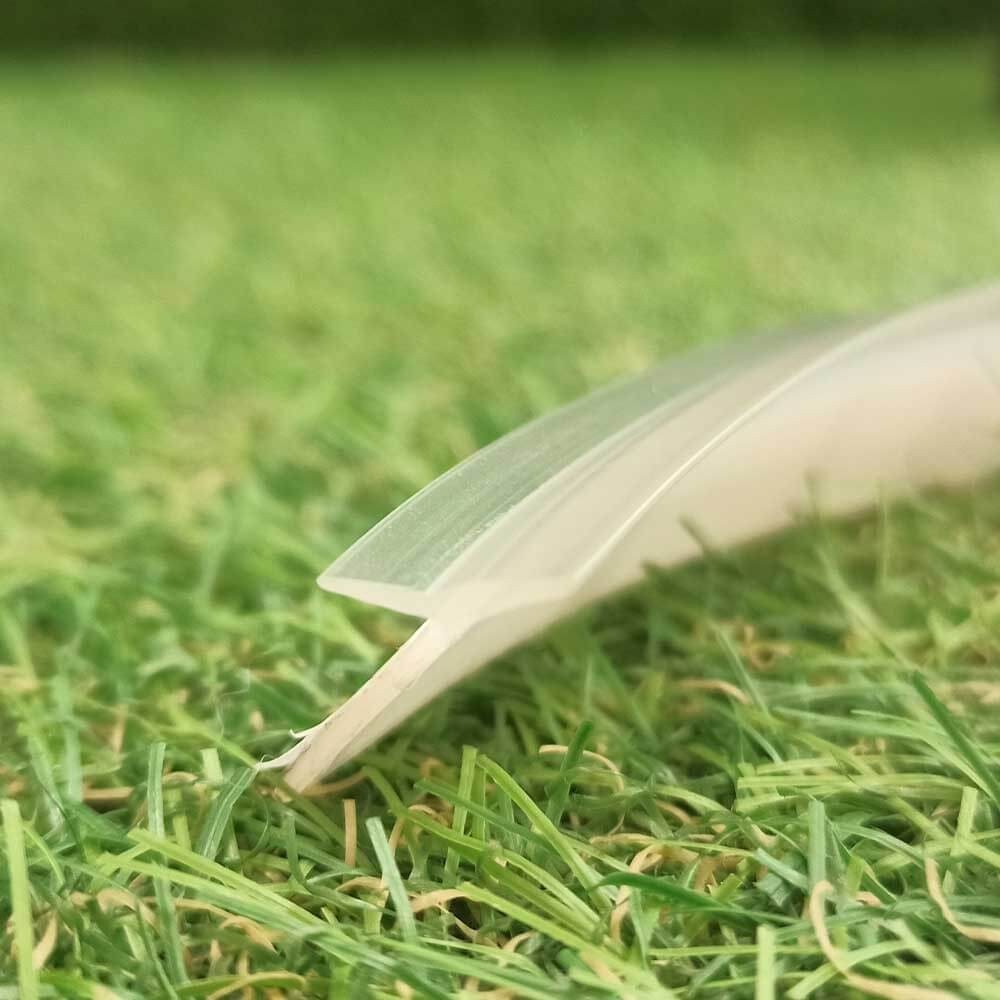 Perfil de acabamento em ângulo de 90º de cor transparente.