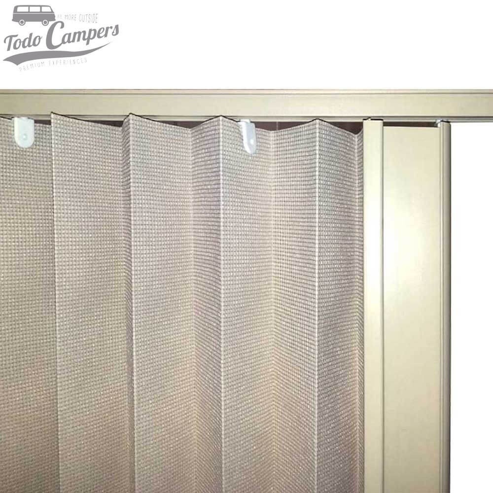 Pared separadora realizada con cortina plisada de TNT de 40 mm