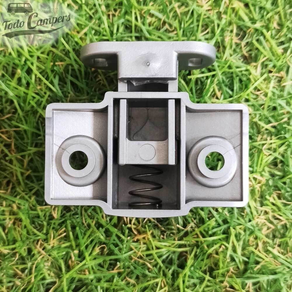 parte trasera del pestillo del tirador metálico para apertura y cierre de cajones