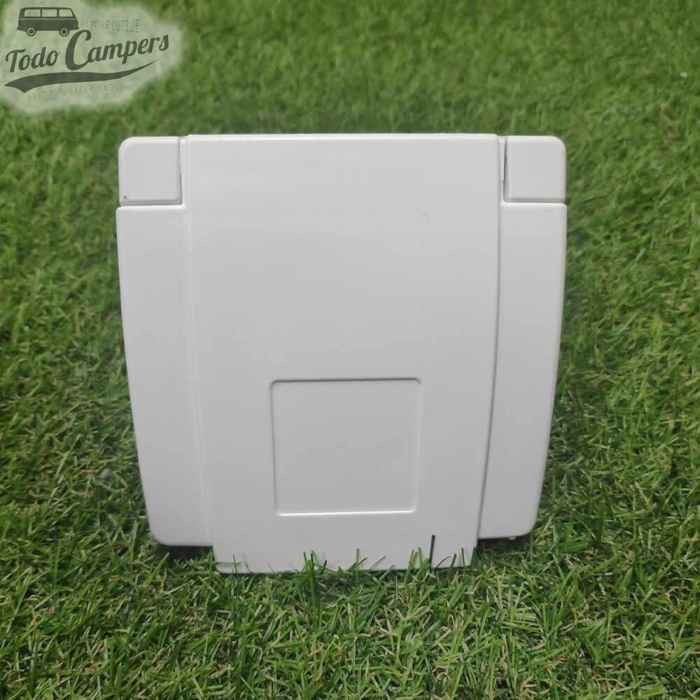 tapa blanca de la salida exterior de ducha de mano