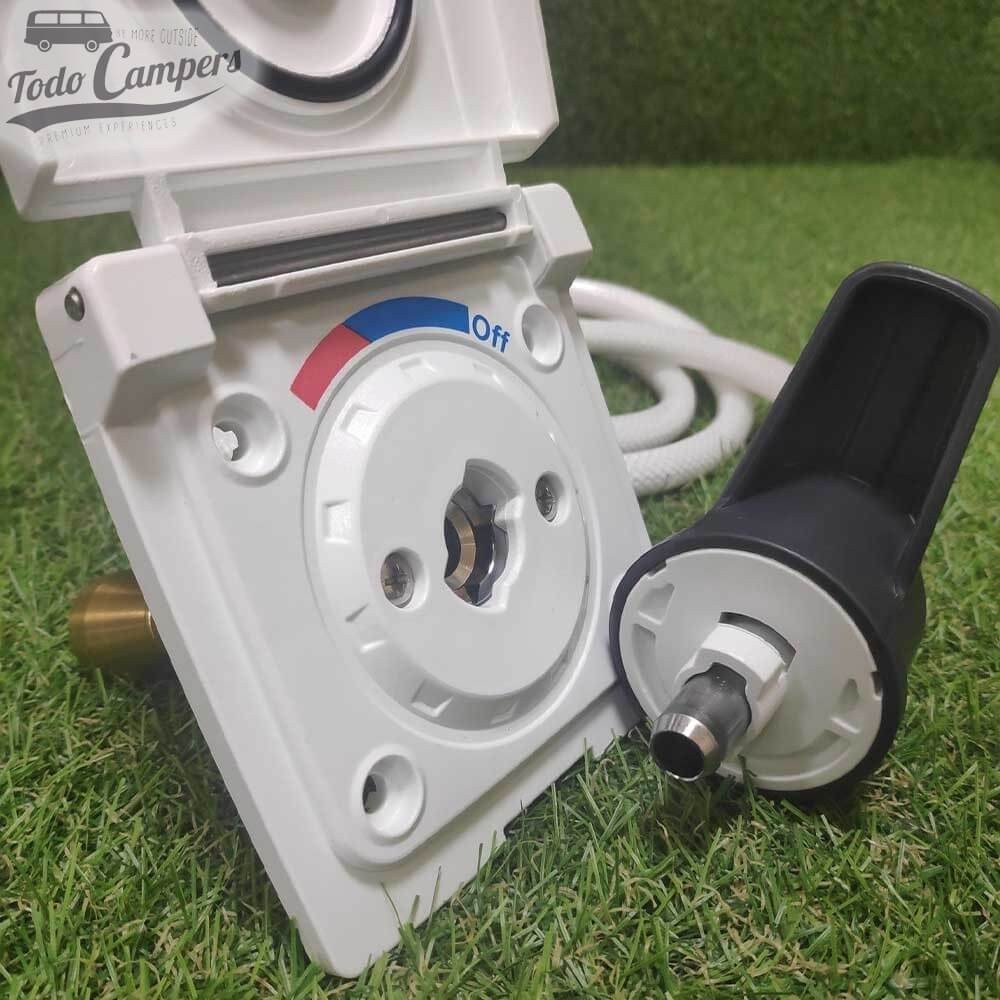 Saída exterior completa com chuveiro de mão e misturador para água quente e fria cor branco.