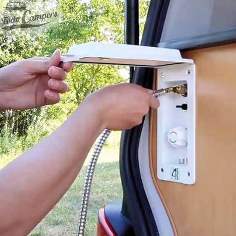 Toma de ducha RK Reich blanca con regulador de temperatura instalada en vertical