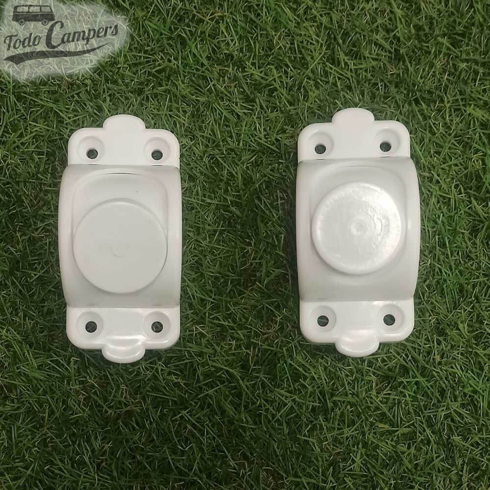 dos piezas de plástico resistente a la intemperie.