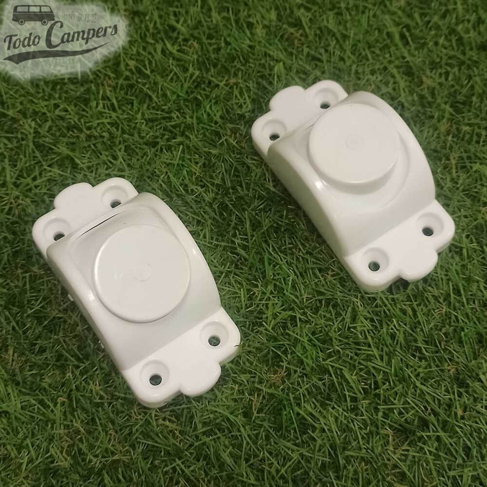 2 batentes magnéticos para fixar a porta da caravana ou portão de serviço e evitar o fecho involuntário.