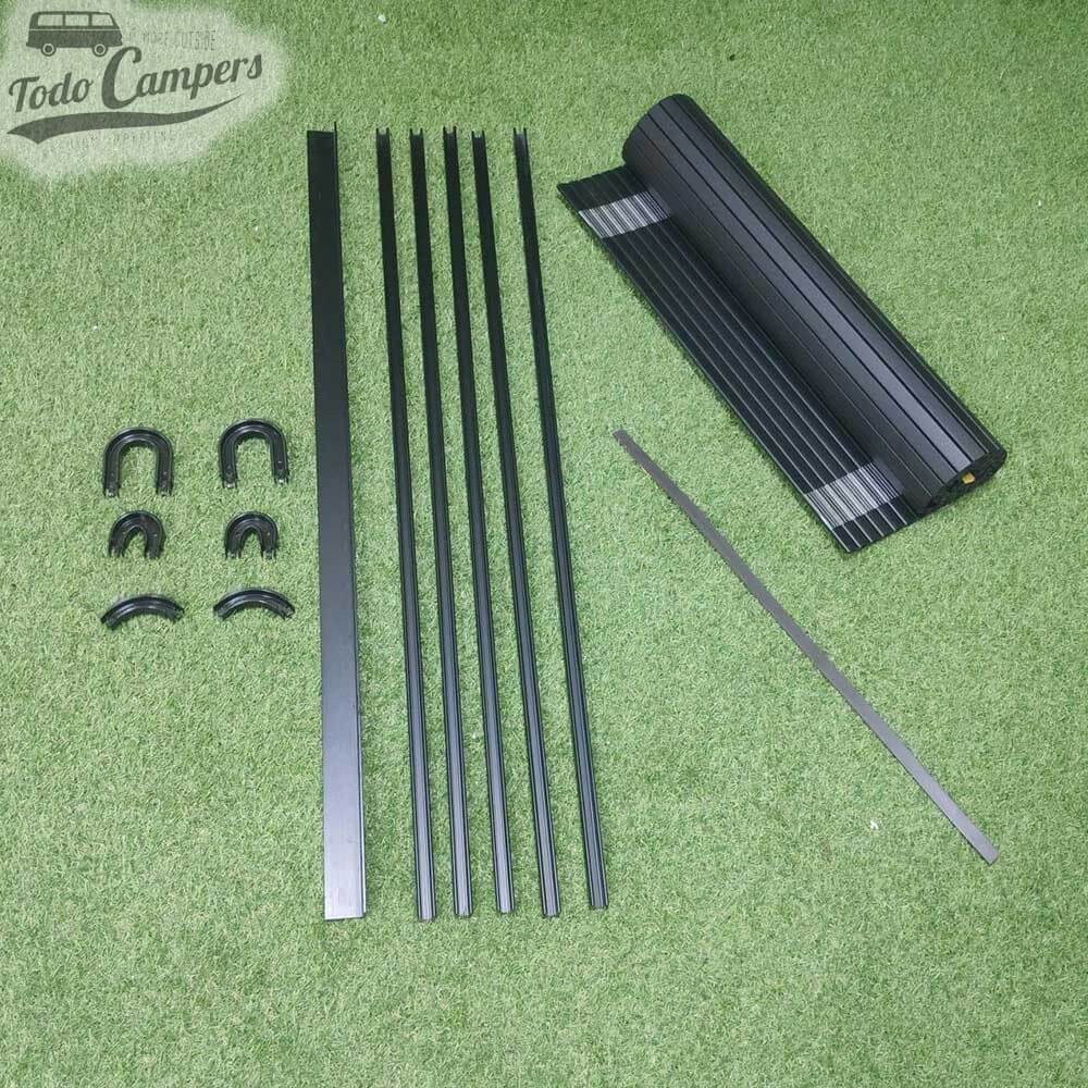 Kit de persiana enrollable con cierre magnético en forma de espiral.