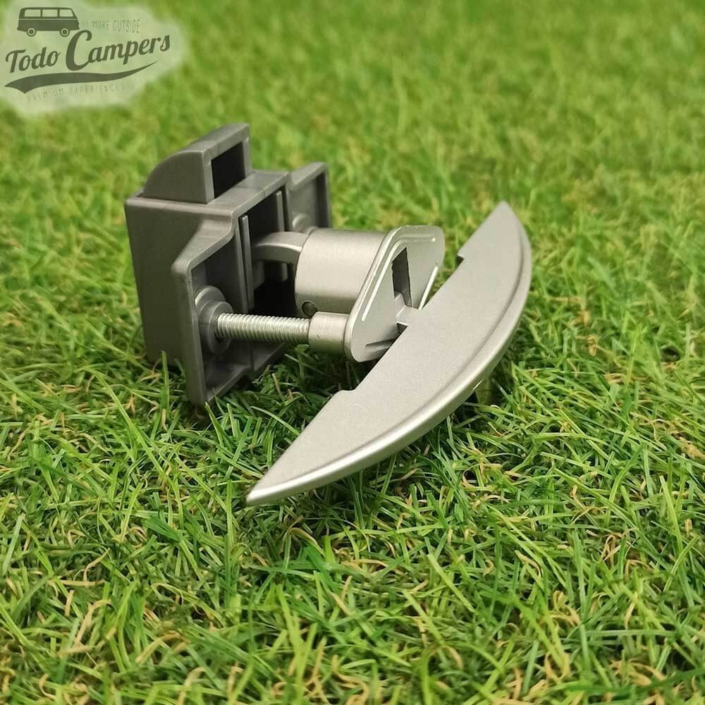 Pulsador de palanca largo LKM-01 junto al cierre con pestillo LKM-04 (no incluido)