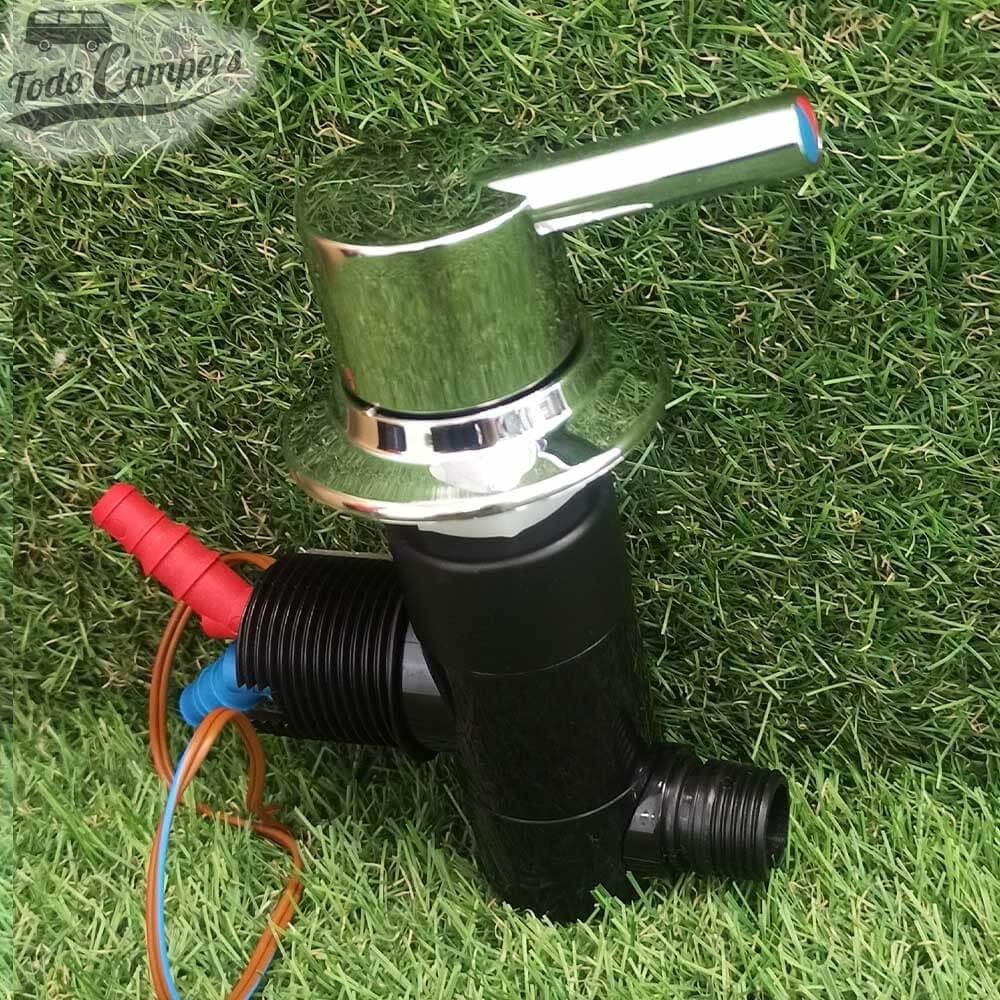 Torneira misturadora de água fria e quente com saída inferior.