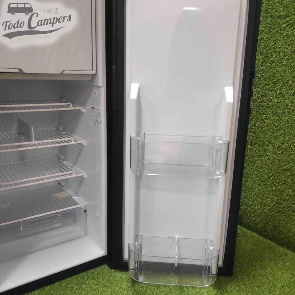 Interior del frigorífico con congelador Webasto Freeline Slim de 90 litros