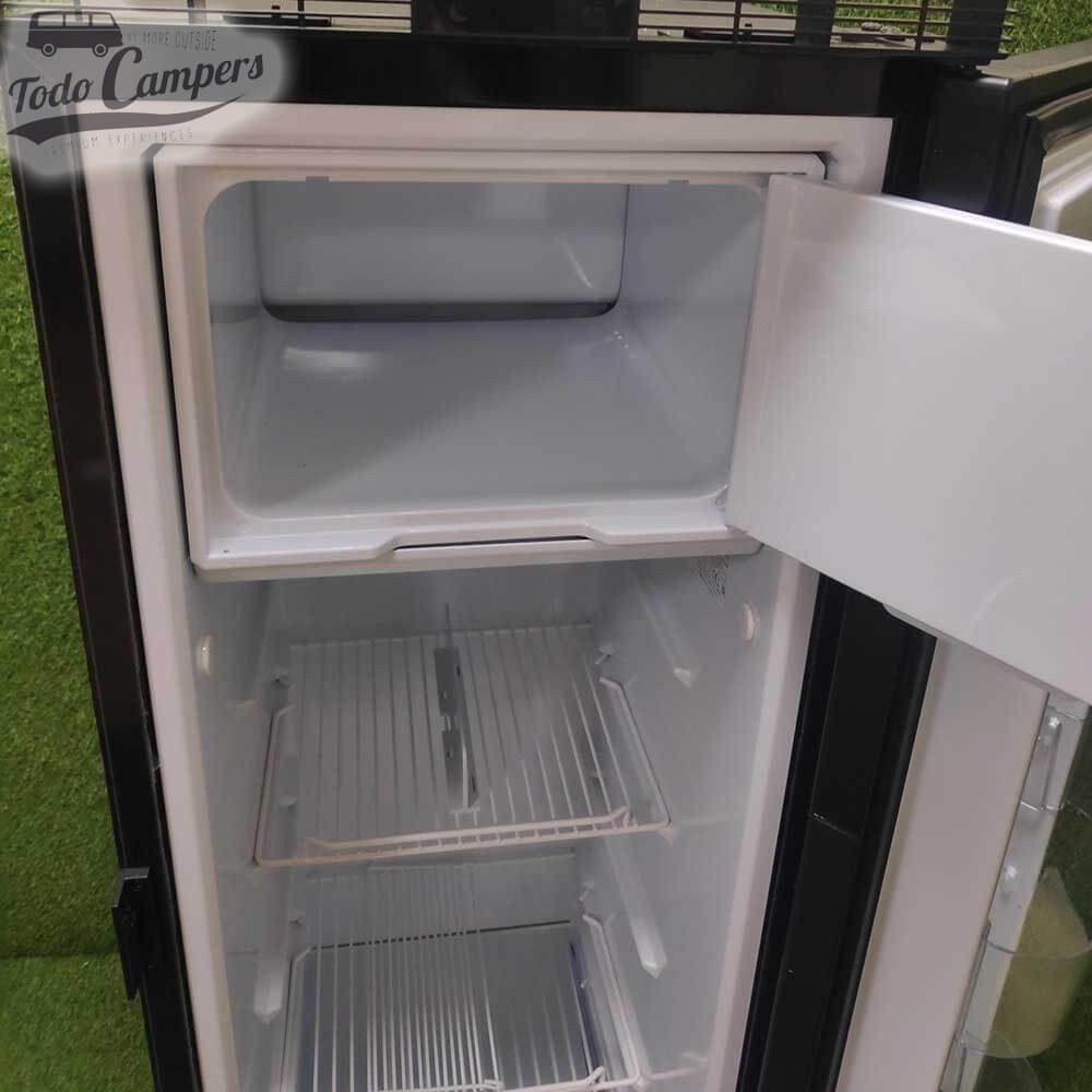 interior do Frigorífico com congelador Webasto de 140 litros.