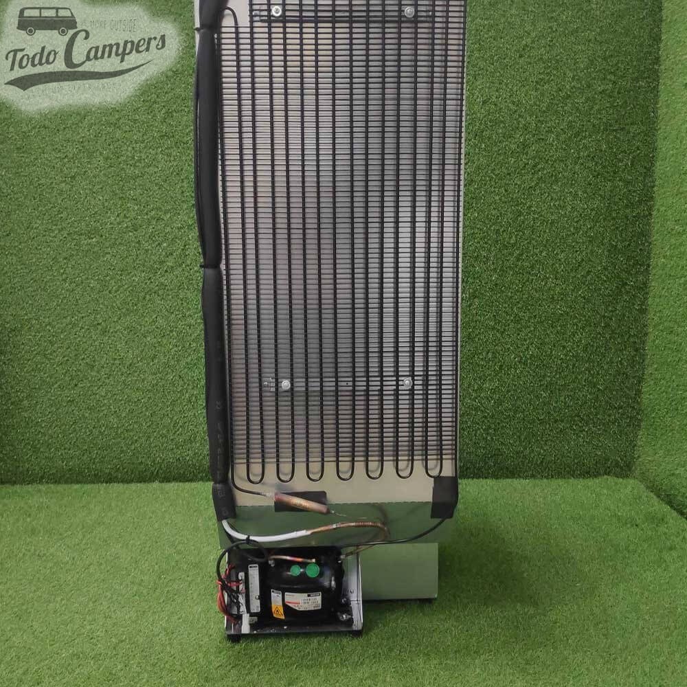 trasera del frigorífico Webasto Freeline Slim de 140 litros