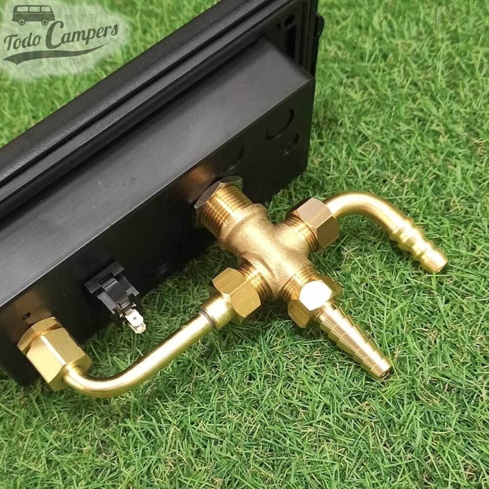 Toma de ducha con interruptor de 12 voltios y grifo mezclador.