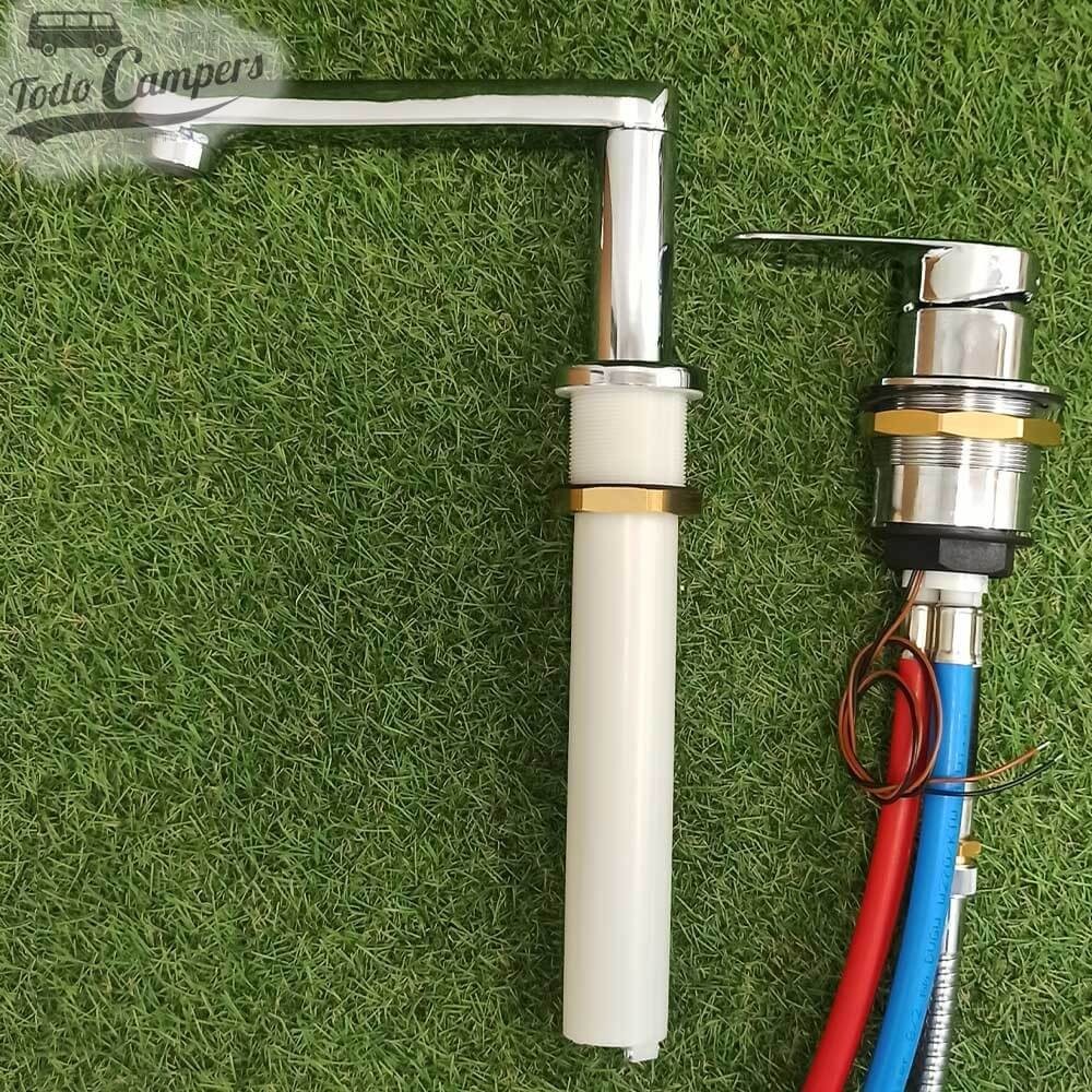 Grifo en L giratorio y regulable en altura bajo la encimera.