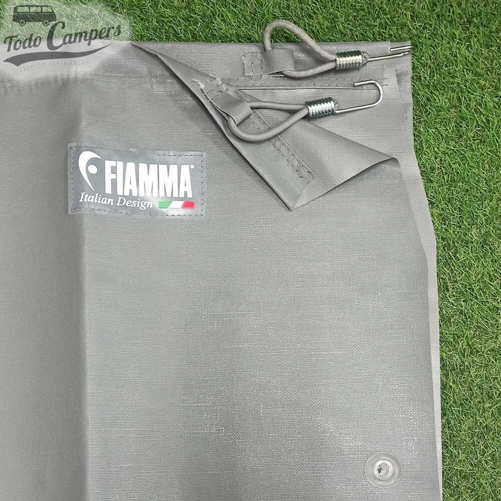 Faldón con correas, imanes y ojales para una fácil instalación.