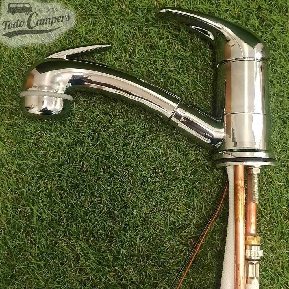 Grifo monomando mezclador de agua fría y caliente con ducha retráctil y pulsador.