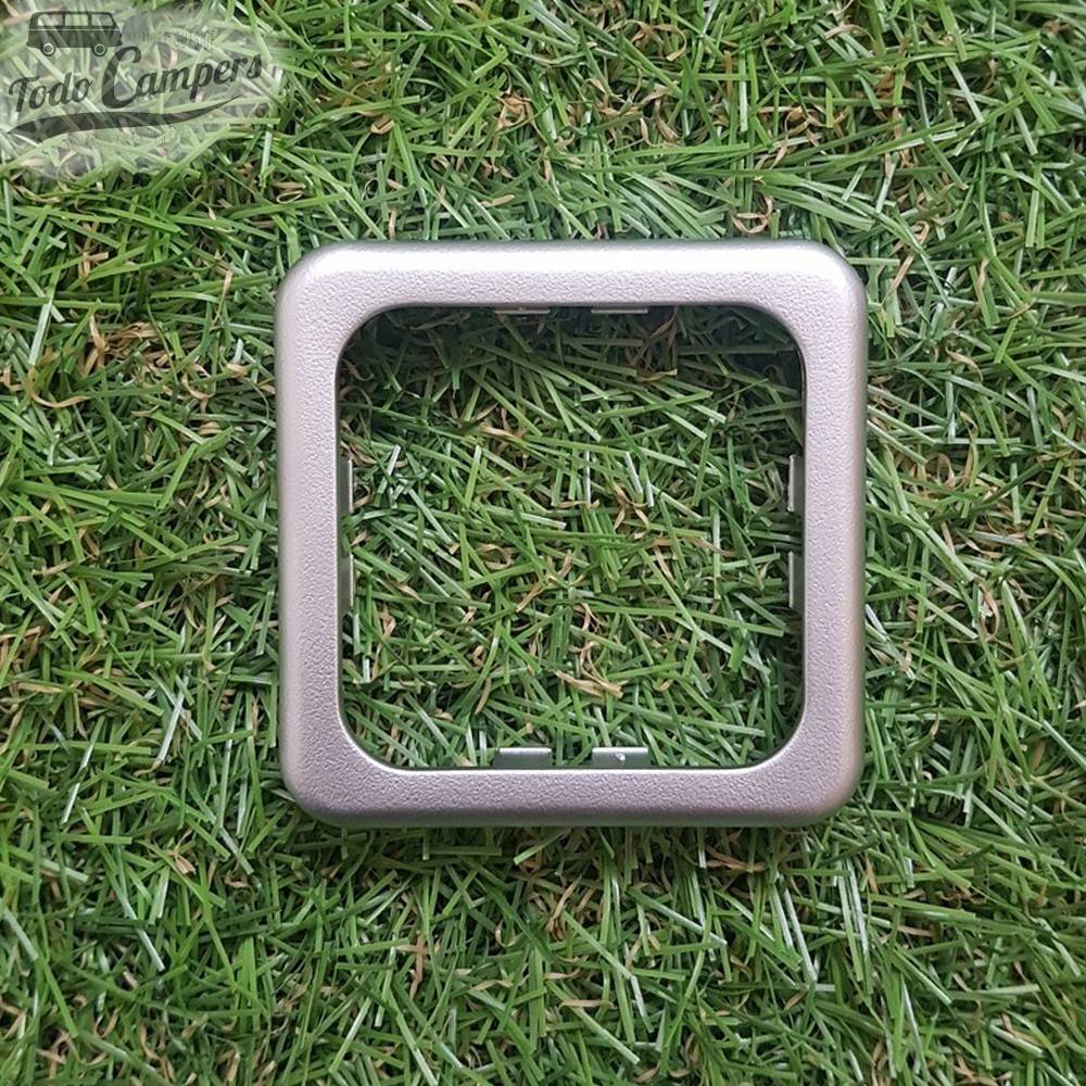 Marco simple de color cromado