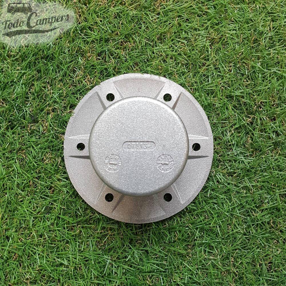 Conexión encastrable que se fija a través de 6 tornillos autorroscantes incluidos.