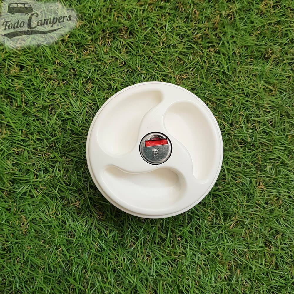 Tapón cerradura de repuesto para depósitos de agua o de combustible de color blanco. Vista frontal