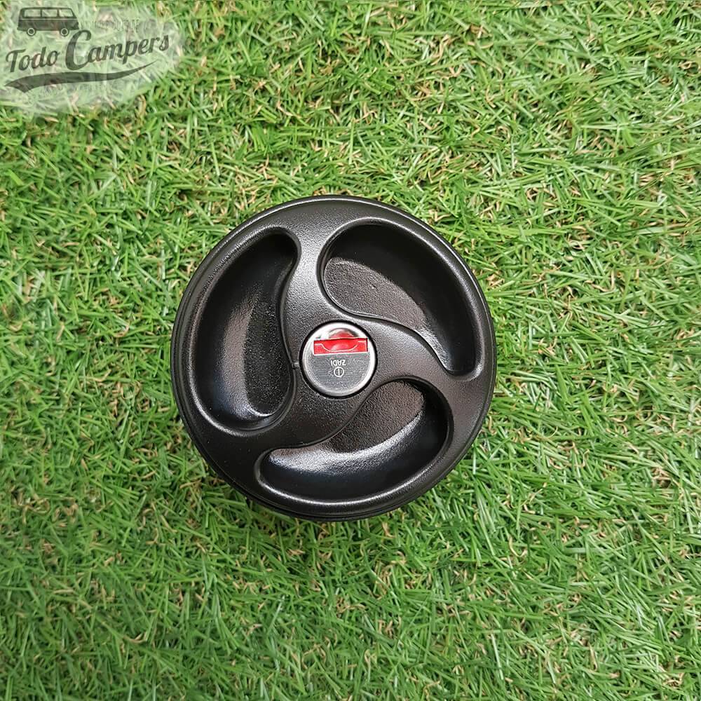 Tapón cerradura de repuesto para depósitos de agua o de combustible de color negro. Vista frontal