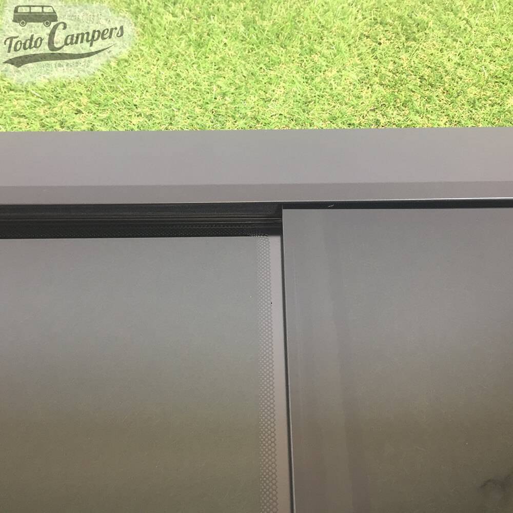 Ventana corredera Volkswagen T5 y T6 - Segunda Fila Lado Conductor - Detalle parte central superior