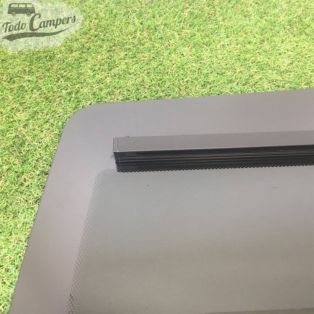 Ventana corredera Volkswagen T5 y T6 - Tercera Fila Batalla Corta Lado Conductor - Detalle Esquina superior izquierda