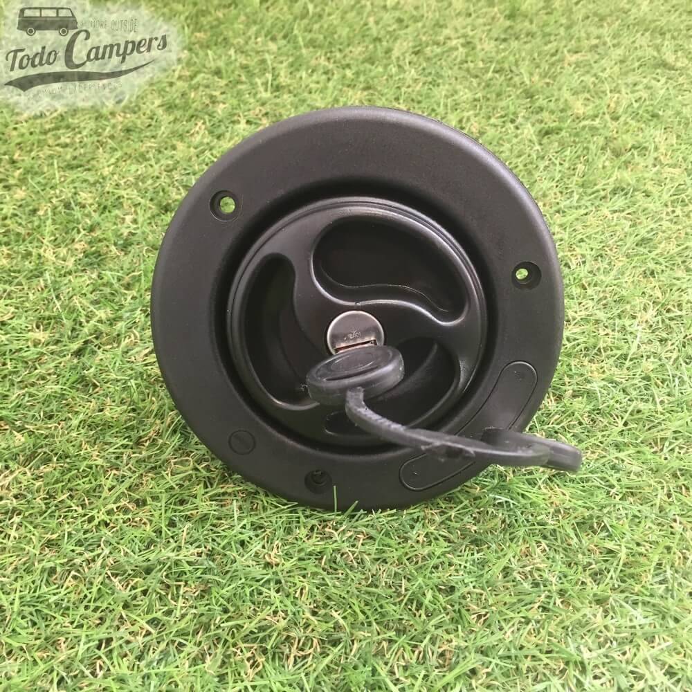 Bocana de agua con tapón (con llave) Color Negro Vista frontal