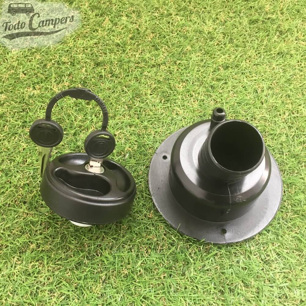 Bocana de agua con tapón (con llave)  Color Negro  Vista trasera