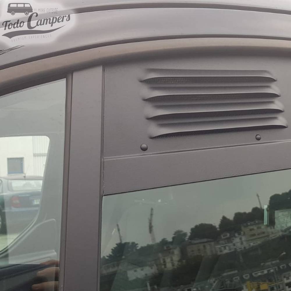 Rejilla de ventilación colocada en Ford Custom