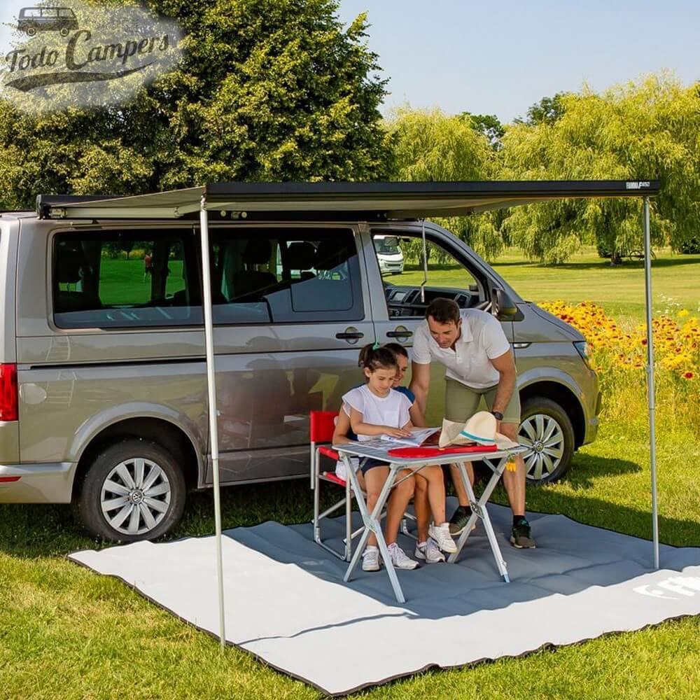 Toldo Fiamma F45s desplegado en Volkswagen T5