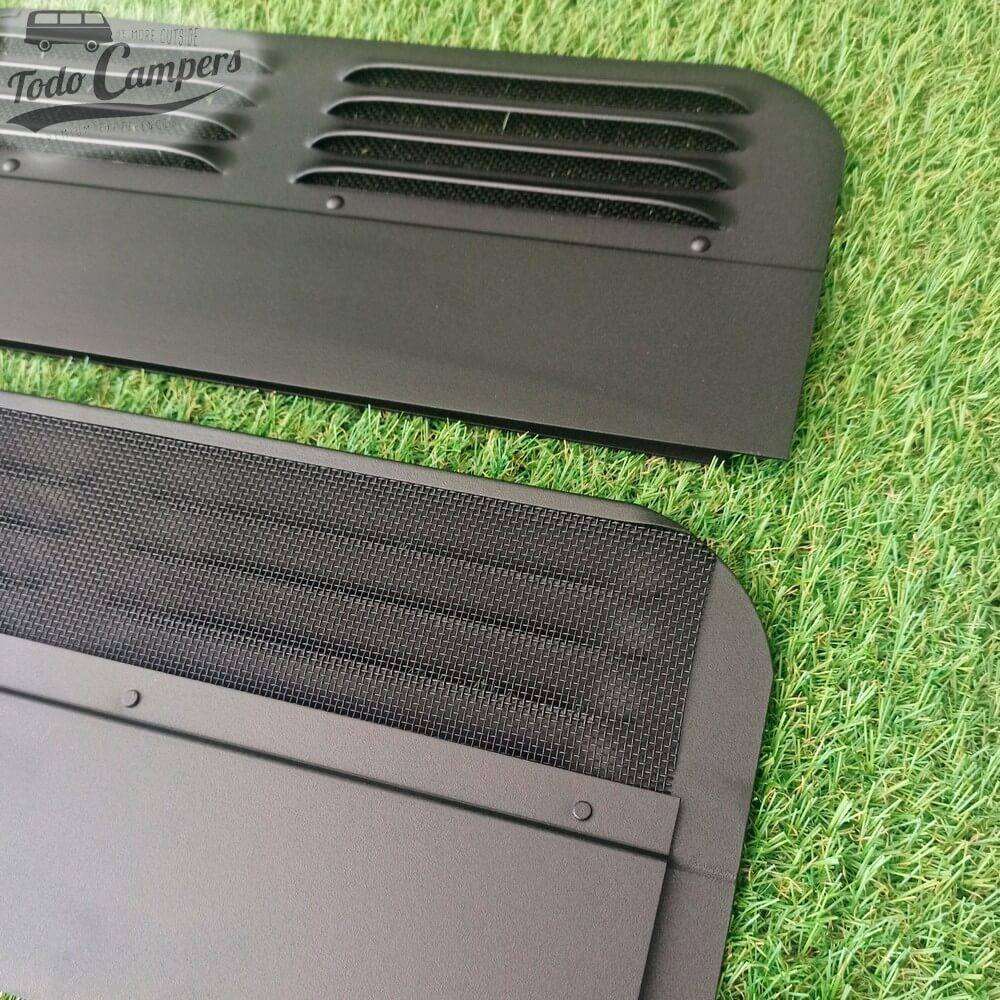 Detalhe de mosquiteira das grelhas de ventilação das janelas dianteiras de Chassis X83