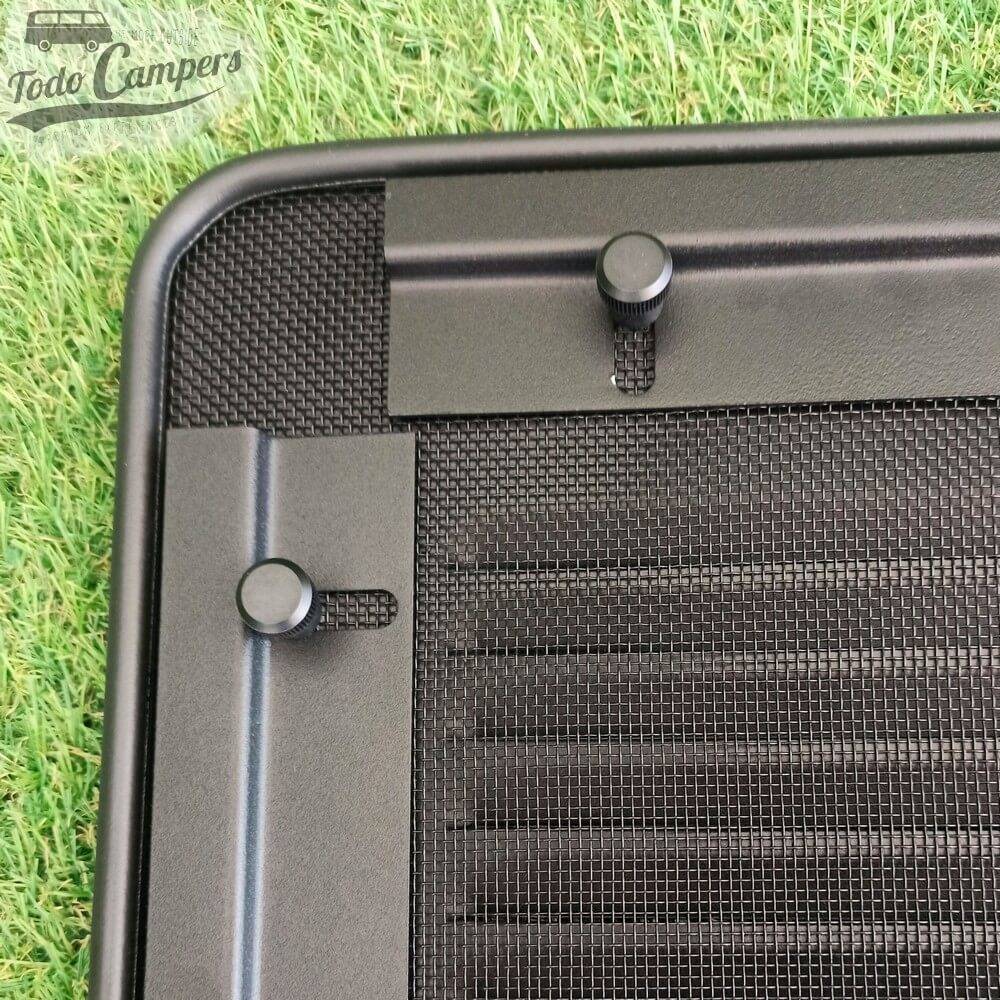 Detalle de la rejilla de aireación de furgonetas Fiat Talento (desde 2016) y Nissan NV300 (desde 2015).