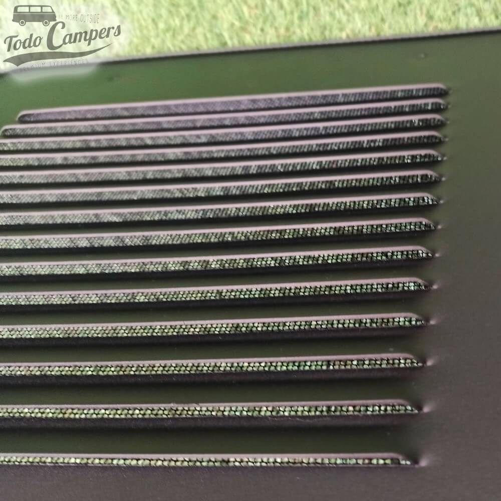 Rejilla de ventilación para las ventana situada inmediatamente detrás del conductor de las furgonetas con Chasis X82