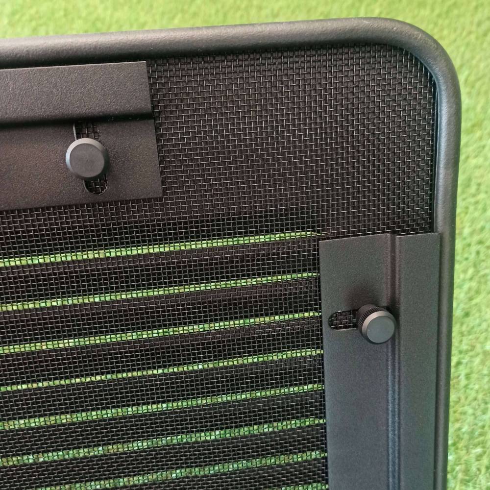 Air Vent con mosquitera fabricada en aluminio negro.