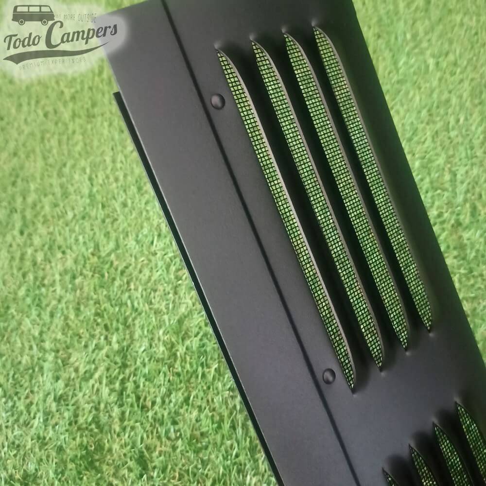 Detalle de la rejilla mosquitera de los airvent de aluminio negro de los Ford Custom