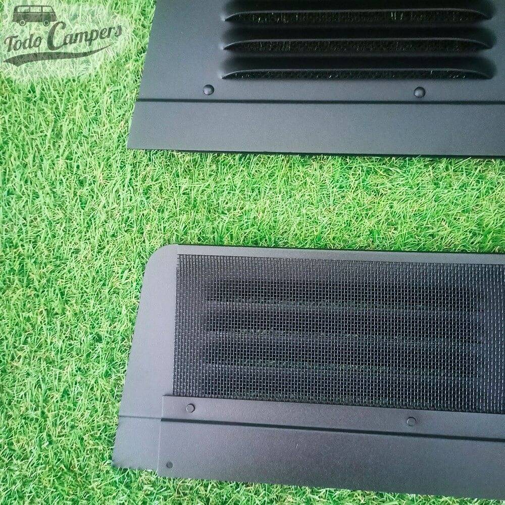 Primer plano de la rejilla de ventilación de la furgoneta Ford Custom del 2013-2023