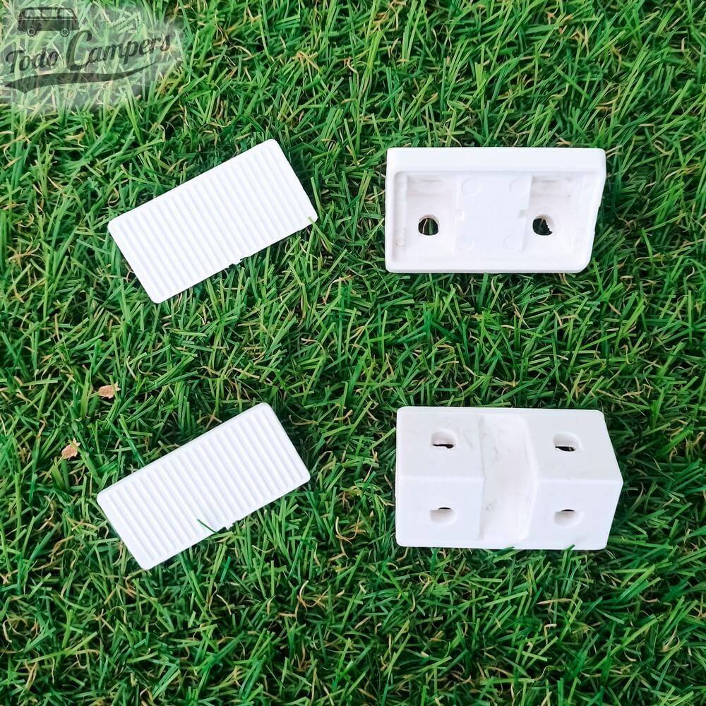 Soporte con  tapa para que no se vean los tornillos de los muebles camper.