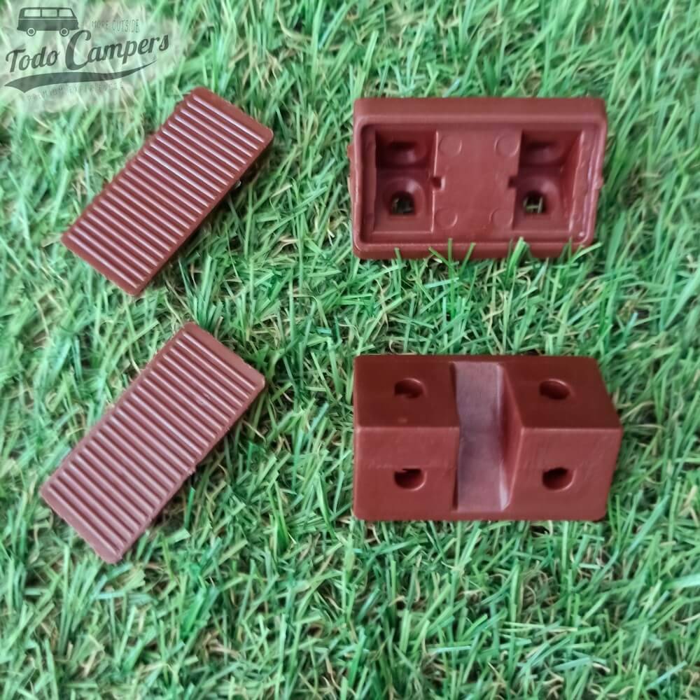 Soporte en forma de escuadra MARRÓN para unir tableros en la fabricación de muebles camper.