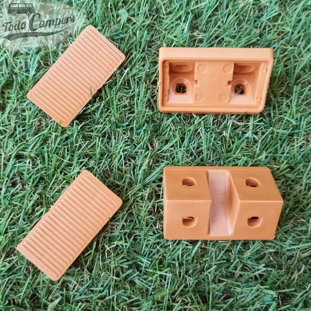 Soporte en forma de escuadra para unir tableros en la fabricación de muebles camper.