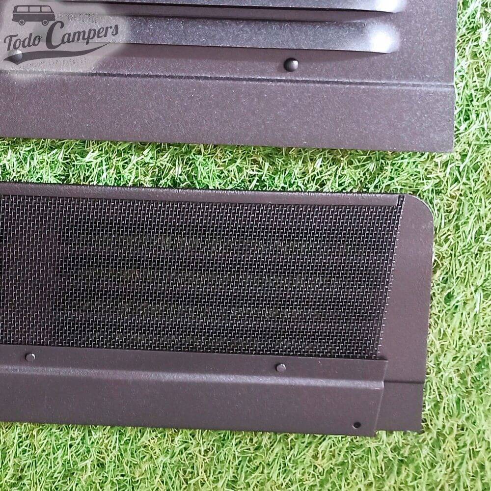 Detalhe da grelha fabricada em alumínio preto.