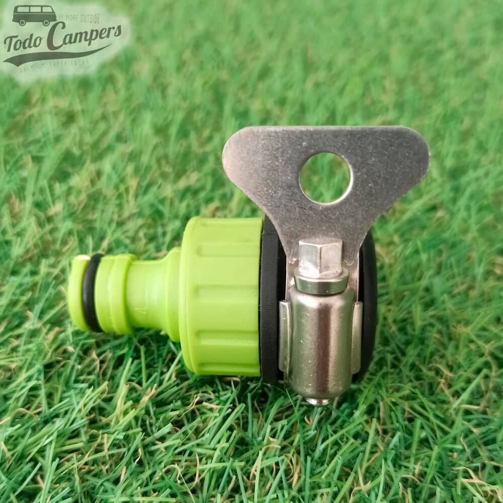 Adaptador de torneira com abraçadeira com chave para fácil utilização.