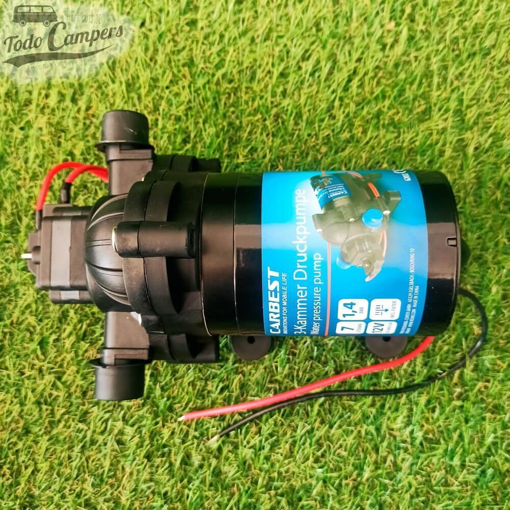 Bomba de pressão 12v Carbest vista desde cima. Bomba depósito de águas limpas